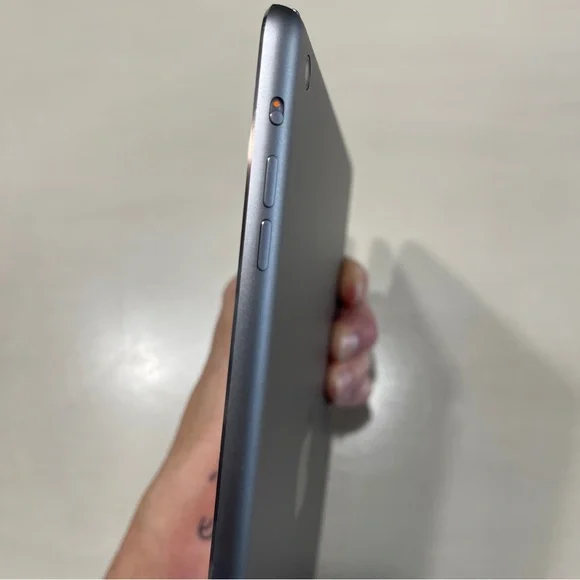 iPad Air 1st gen 32GB Model A1474 with Black Protective Case - Picture 7 of 16